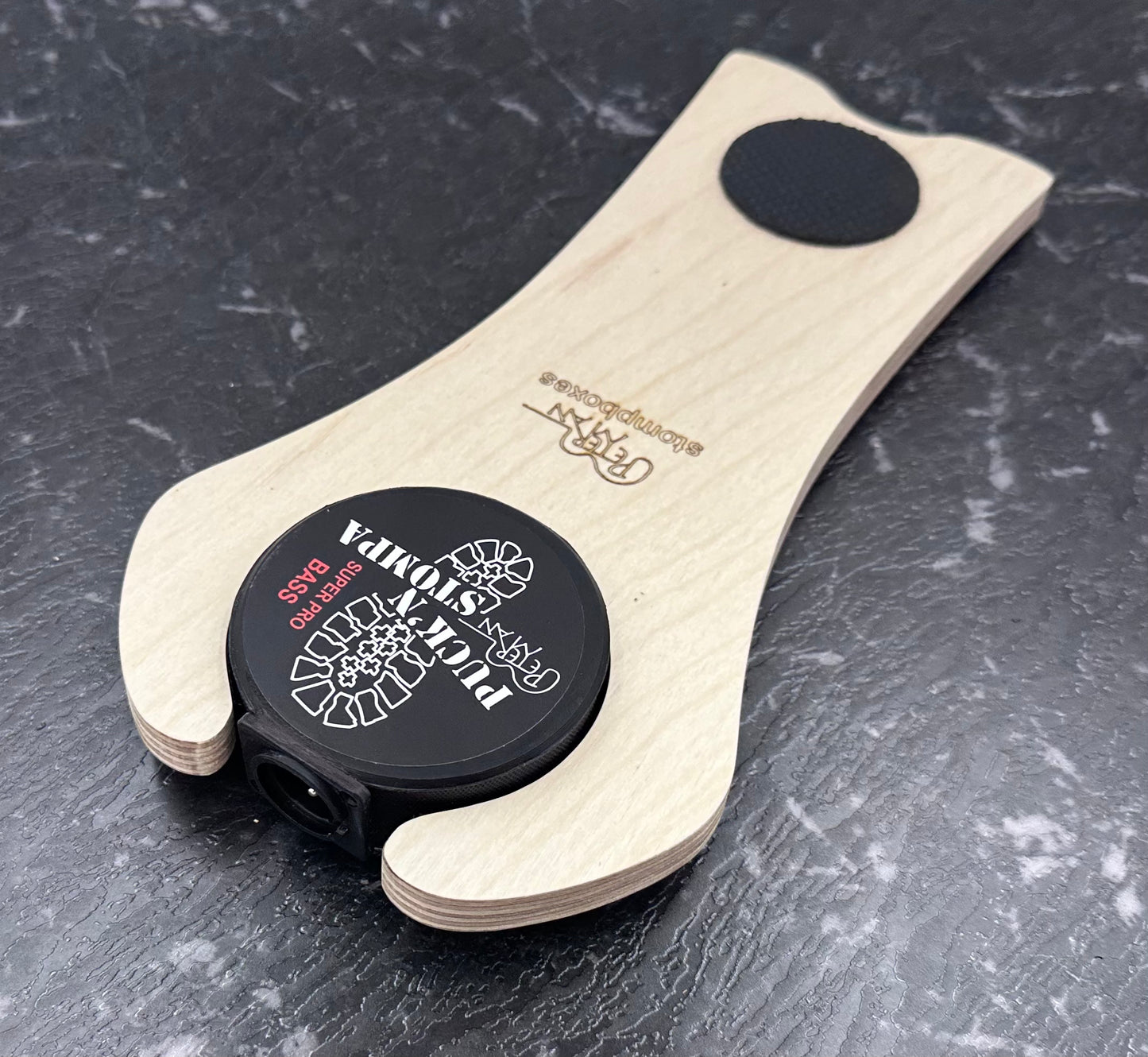 Mega Stomp professionelle Effektpedalbox mit Bass-Sound-XLR-Stecker.