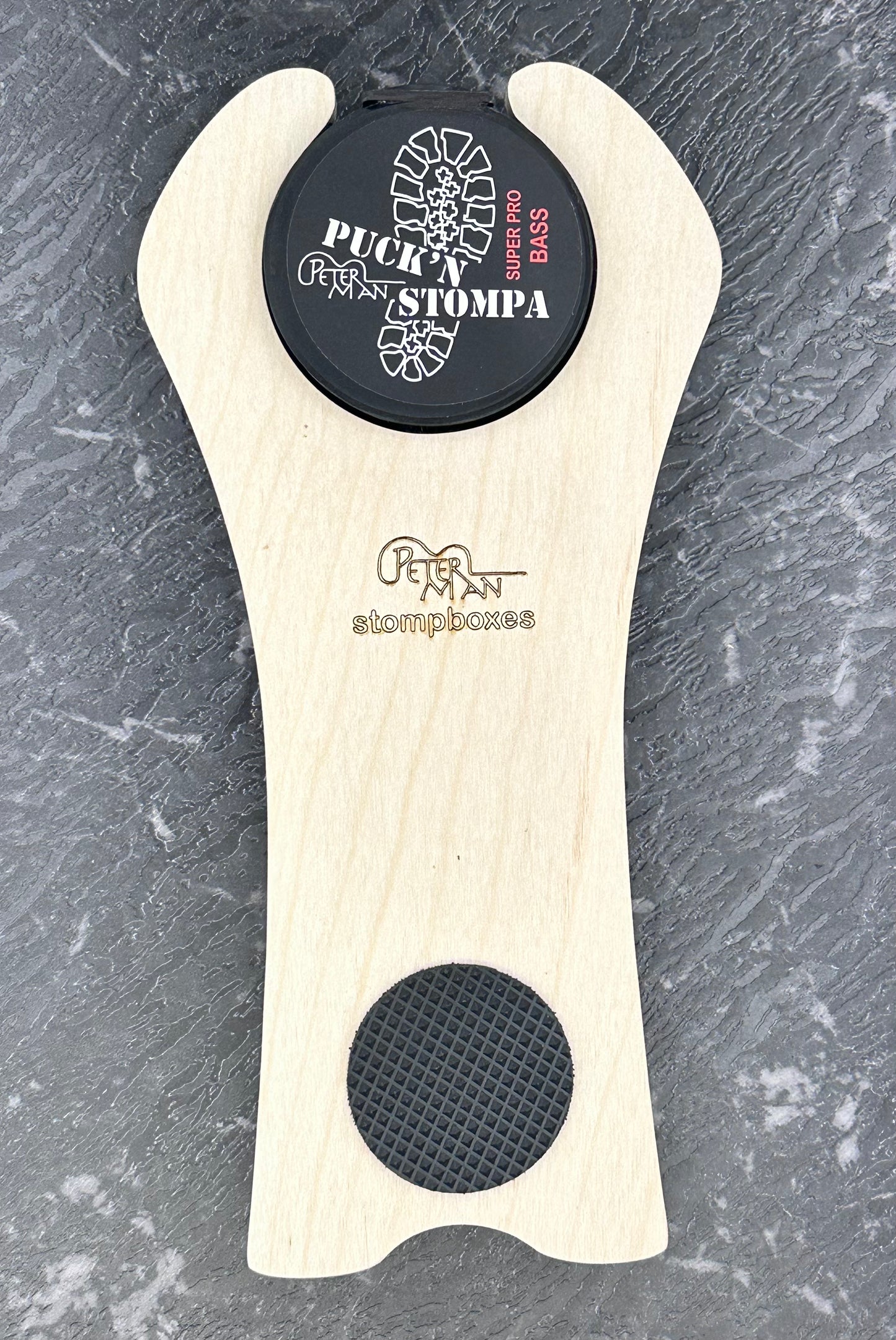 Mega Stomp professionelle Effektpedalbox mit Bass-Sound-XLR-Stecker.